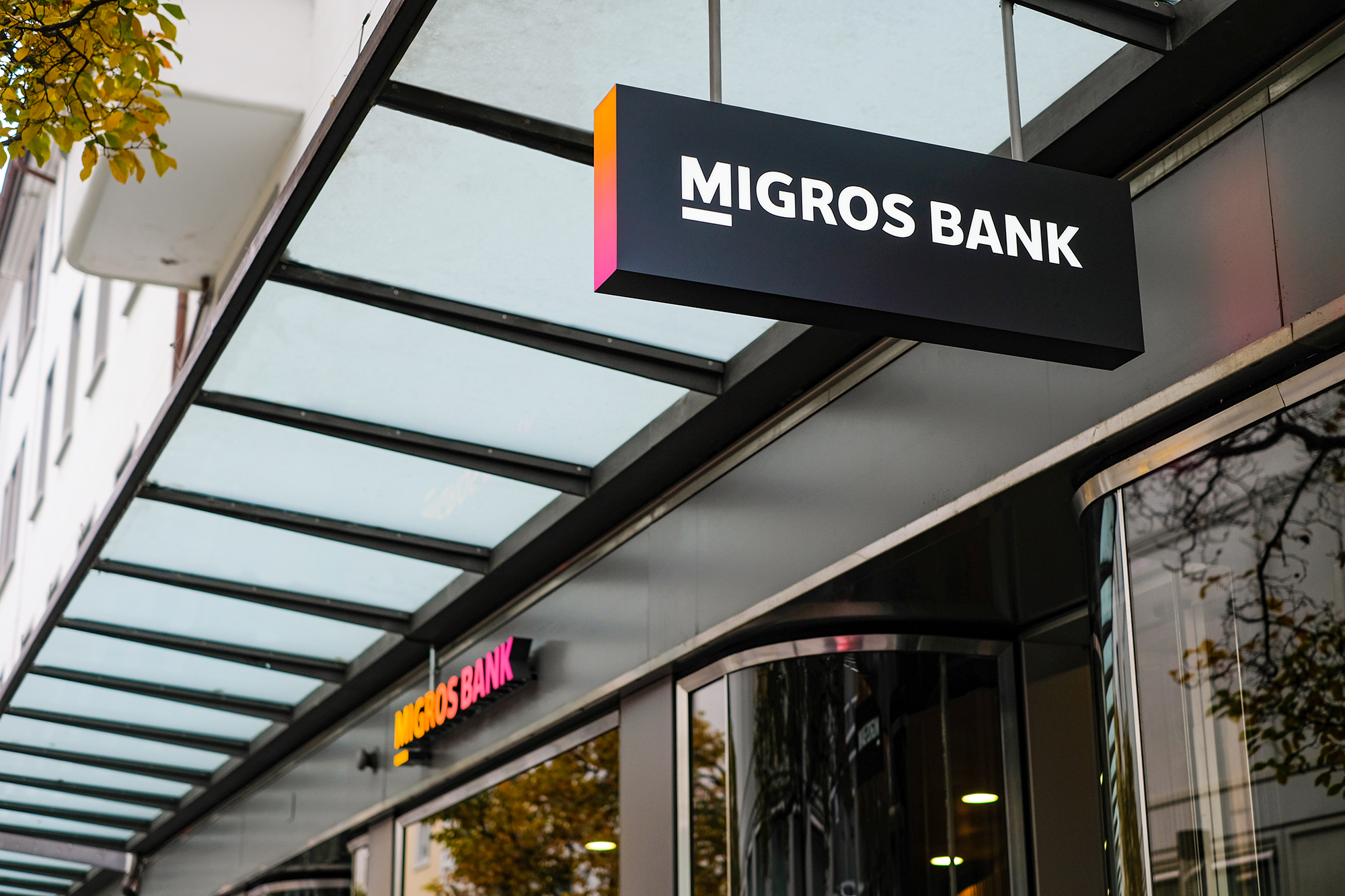 MUB_Illustration_Marc_Uebelhart_Migros_Bank_filiale_aussen_lq